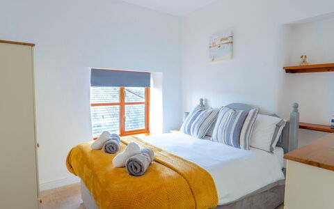 Rosemary Cottage at Widemouth Bay: Wand, Interior Design, Möbel, Holz, Fussboden, Bett, Schlafzimmer, Flooring, Bettdecke, Zuhause