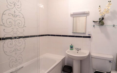Rosemary Cottage at Widemouth Bay: Badezimmer, Armatur, Interior Design, Sinken, Flooring, Zapfhahn, Bad Sink, Fussboden, Installation, Toilette