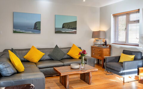 Gwelmor: Möbel, Interior Design, Flooring, Couch, Fussboden, Holz, Wohnzimmer, Tabelle, Decke, Zimmer