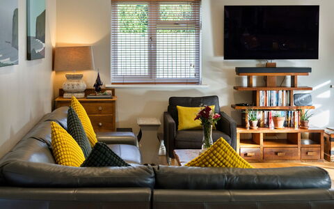 Gwelmor: Möbel, Interior Design, Couch, Wand, Flooring, Wohnzimmer, Holz, Zimmer, Fussboden, Zuhause