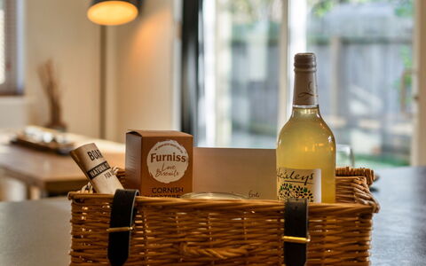 Gwelmor: Flasche, Korb, Wicker, Glasflasche, Drinkware, Wein, Weinflasche, Barware
