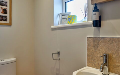 Gwelmor: Armatur, Wand, Badezimmer, Bad Sink, Flooring, Interior Design, Fussboden, Installation, Zapfhahn, Sinken