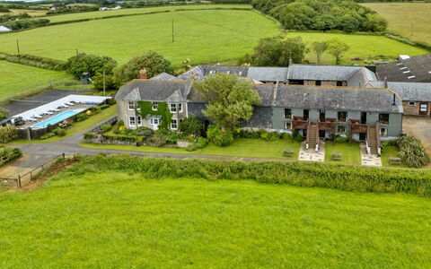Squire, Quinceborough Farm: Wohngebiet, Landschaft, Zuhause, Estate, Vogelperspektive, Einfach, Grundstueck, Hütte, Rasen, Feld