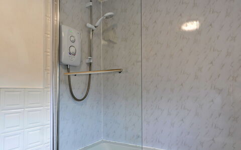 Squire, Quinceborough Farm: Armatur, Duschkopf, Dusche, Badezimmer, Installation, Brausenstange, Fliese, Duschtür, Duschpaneel, Glas
