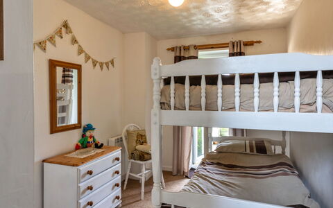 Squire, Quinceborough Farm: Bett, Möbel, Schlafzimmer, Interior Design, Wand, Bedding, Holz, Bettdecke, Fussboden, Flooring