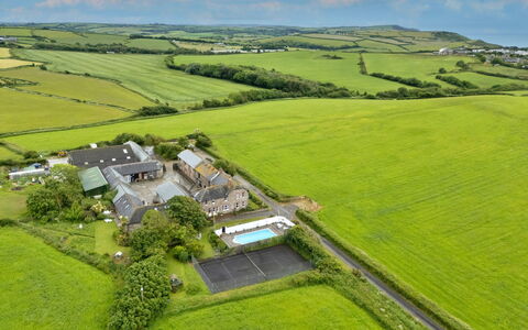 Squire, Quinceborough Farm: Estate, Schwimmbad, Landscaping, Eco Hotel, Resort, Luftaufnahmen, Villa, Vogelperspektive, Garten, Bauernhaus