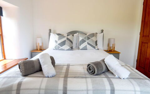 Olive Tree at Widemouth Bay: Bett, Möbel, Schlafzimmer, Bedding, Bettdecke, Interior Design, Holz, Flooring, Fussboden, Linens