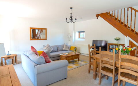 Olive Tree at Widemouth Bay: Möbel, Holz, Flooring, Interior Design, Fussboden, Decke, Couch, Tabelle, Zimmer, Wohnzimmer