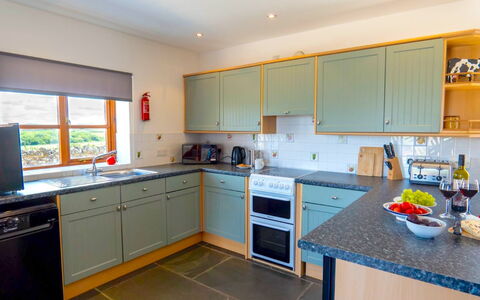 Olive Tree at Widemouth Bay: Küche, Küchengerät, Countertop, Cabinetry, Major Appliance, Interior Design, Flooring, Holz, Haushaltsgerät, Herd