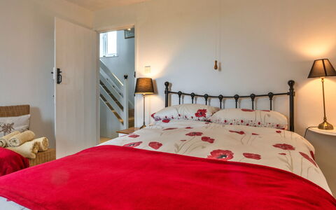 Barn, Quinceborough Farm: Bett, Möbel, Schlafzimmer, Bedding, Bettdecke, Interior Design, Wand, Holz, Zimmer, Linens