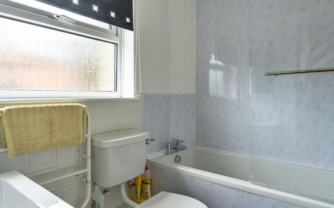 Barn, Quinceborough Farm: Badewanne, Wand, Badezimmer, Armatur, Interior Design, Installation, Fussboden, Zapfhahn, Flooring, Sinken