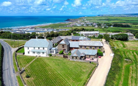 Fields Barn at Widemouth Bay: Wohngebiet, Haus, Landschaft, Zuhause, Einfach, Estate, Grundstueck, Ländliches Gebiet, Menschliche Siedlung, Vogelperspektive