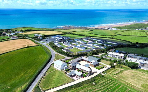 Fields Barn at Widemouth Bay: Vogelperspektive, Luftaufnahmen, Landschaft, Wohngebiet, Einfach, Grundstueck, Feld, Vorort, Meer, Estate
