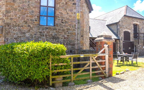 Fields Barn at Widemouth Bay: Hütte, Haus, Tür, Ländliches Gebiet, Ground, Estate, Bauernhaus, Garten, Rasen