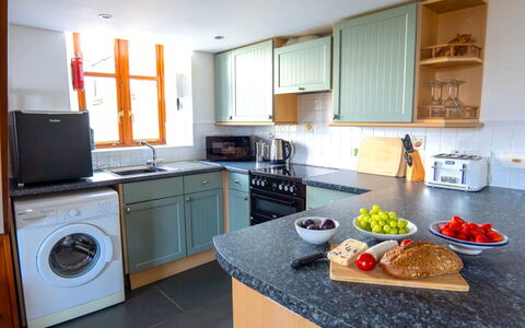 Fields Barn at Widemouth Bay: Küchengerät, Küche, Countertop, Major Appliance, Interior Design, Cabinetry, Flooring, Möbel, Herd, Herd