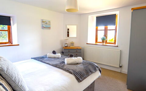 Fields Barn at Widemouth Bay: Möbel, Wand, Interior Design, Holz, Bett, Flooring, Schlafzimmer, Fussboden, Zuhause, Bettdecke