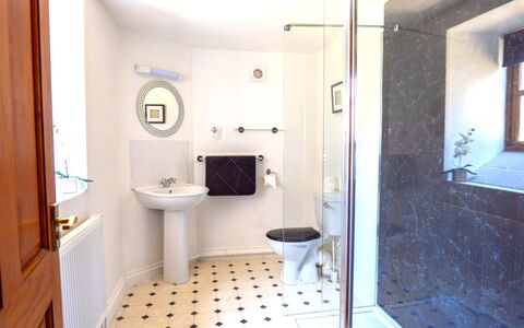 Fields Barn at Widemouth Bay: Badezimmer, Flooring, Armatur, Fussboden, Interior Design, Wand, Zapfhahn, Installation, Bad Sink, Sinken