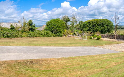 Fields Barn at Widemouth Bay: Himmel, Daytime, Gras, Wolke, Einfach, Wiese, Grundstueck, Ländliches Gebiet, Rasen, Kumulus