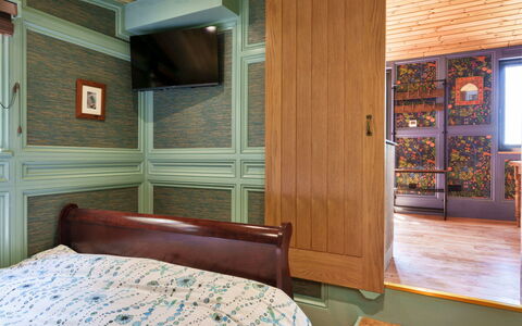 Manderley: Möbel, Schlafzimmer, Wand, Bett, Interior Design, Holz, Fussboden, Flooring, Bedding, Bettdecke