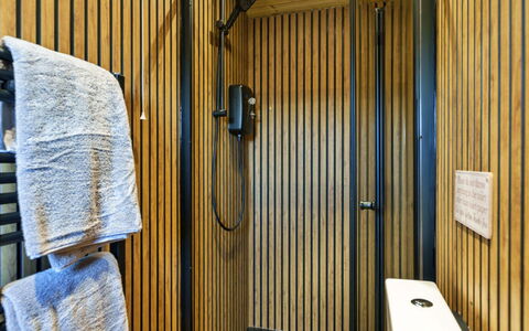 Manderley: Holz, Armatur, Badezimmer, Flooring, Interior Design, Fussboden, Installation, Zapfhahn, Sinken, Toilette