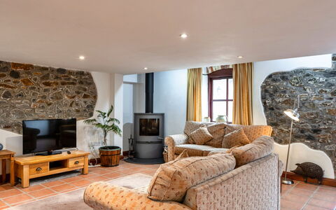 Roost, Quinceborough Farm: Möbel, Interior Design, Flooring, Fussboden, Holz, Decke, Zimmer, Couch, Beleuchtung, Wohnzimmer