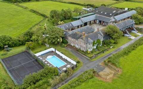 Roost, Quinceborough Farm: Wohngebiet, Estate, Schwimmbad, Resort, Villa, Landscaping, Villa, Hazienda, Vogelperspektive, Eco Hotel