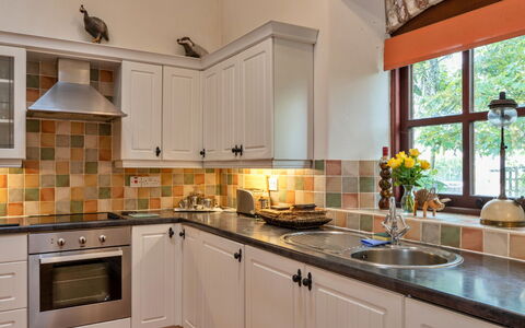 Roost, Quinceborough Farm: Küche, Countertop, Küchengerät, Cabinetry, Interior Design, Armatur, Flooring, Möbel, Holz, Light Fixture
