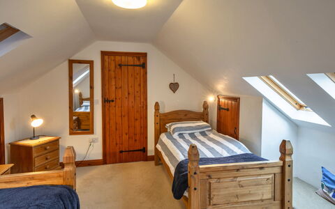 Roost, Quinceborough Farm: Bett, Möbel, Schlafzimmer, Interior Design, Bedding, Holz, Flooring, Bettdecke, Fussboden, Decke