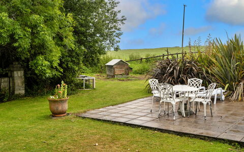 Roost, Quinceborough Farm: Möbel, Garten, Strauch, Grundstueck, Rasen, Hinterhof, Landscaping, Gartenmöbel, Garten, Stuhl