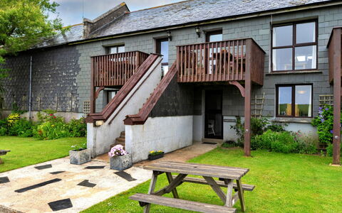 Mucklow, Quinceborough Farm: Hütte, Rasen, Garten, Garten, Hinterhof, Landscaping, Estate, Hof, Treppe, Hartholz