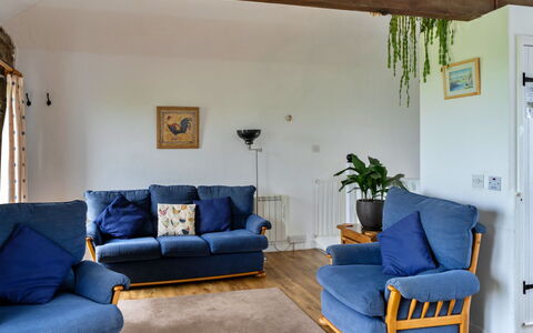 Mucklow, Quinceborough Farm: Möbel, Interior Design, Couch, Flooring, Holz, Fussboden, Wohnzimmer, Zimmer, Tabelle, Stuhl