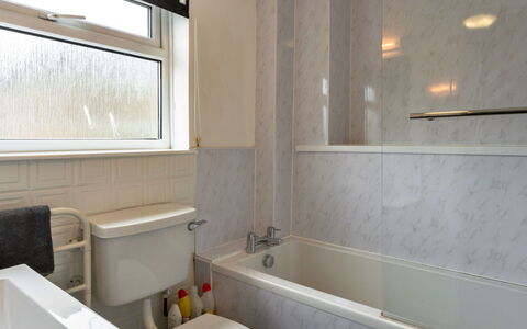 Mucklow, Quinceborough Farm: Badewanne, Badezimmer, Armatur, Interior Design, Fussboden, Installation, Flooring, Zapfhahn, Fliese, Zimmer
