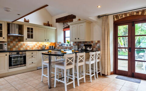 Goose, Quinceborough Farm: Möbel, Interior Design, Küche, Flooring, Countertop, Cabinetry, Holz, Light Fixture, Fussboden, Stuhl