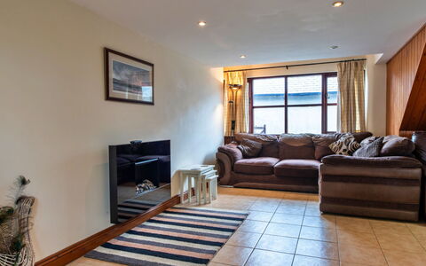 Goose, Quinceborough Farm: Möbel, Interior Design, Couch, Flooring, Fussboden, Holz, Zimmer, Decke, Wohnzimmer, Wohnung