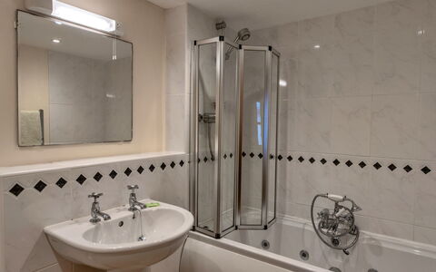 Goose, Quinceborough Farm: Badezimmer, Armatur, Interior Design, Flooring, Fussboden, Zapfhahn, Sinken, Badewanne, Installation, Zimmer