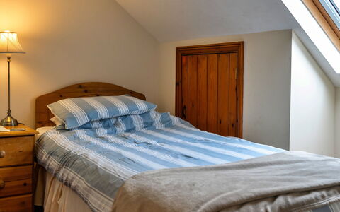 Goose, Quinceborough Farm: Bett, Schlafzimmer, Bedding, Möbel, Bettdecke, Holz, Interior Design, Flooring, Fussboden, Linens