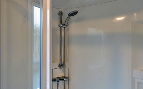 Pine Forest Lodge: Wand, Armatur, Interior Design, Installation, Glas, Badezimmer, Zapfhahn, Duschpaneel, Duschkopf