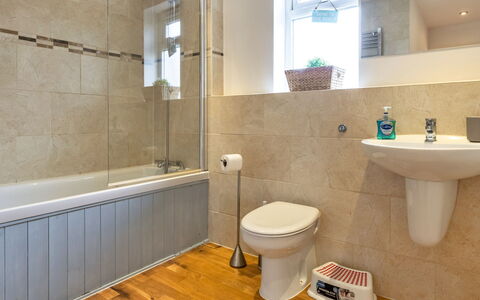 Tregirls: Badezimmer, Flooring, Fussboden, Armatur, Wand, Badewanne, Interior Design, Toilette, Toilleten Sitz, Installation
