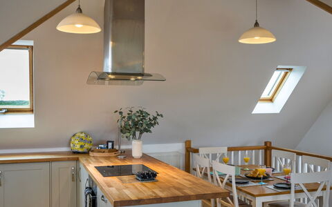 Tregirls: Möbel, Interior Design, Flooring, Holz, Decke, Fussboden, Light Fixture, Küche, Countertop, Zimmer