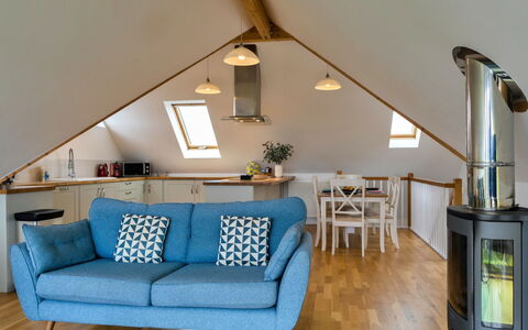 Tregirls: Möbel, Interior Design, Flooring, Fussboden, Holz, Decke, Zimmer, Stuhl, Beleuchtung, Wohnzimmer