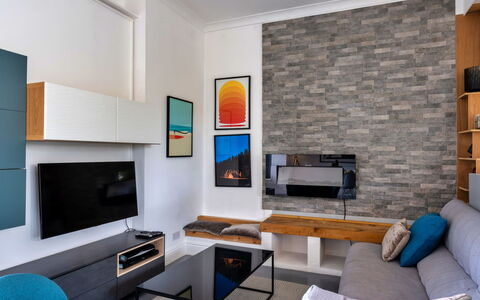 Three Gables: Möbel, Interior Design, Flooring, Wand, Couch, Fernsehen, Wohnzimmer, Fussboden, Holz, Decke