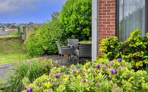 Three Gables: Blume, Strauch, Garten, Ground, Zuhause, Landscaping, Garten, Rasen, Botanischer Garten