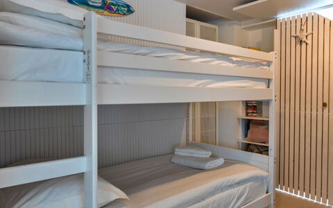 Three Gables: Schlafzimmer, Holz, Interior Design, Bett, Etagenbett, Decke, Flooring, Fussboden, Möbel, Bettdecke