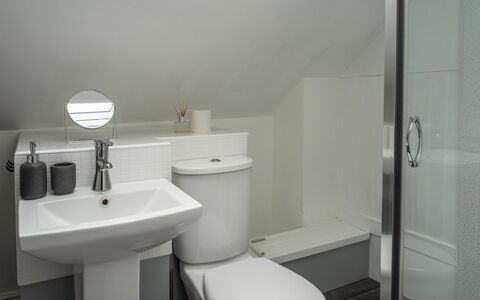 Three Gables: Badezimmer, Bad Sink, Armatur, Sinken, Toilleten Sitz, Wand, Toilette, Flooring, Interior Design, Fussboden