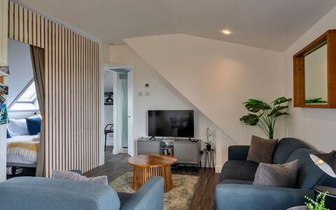Sea 2: Möbel, Interior Design, Flooring, Fussboden, Wand, Couch, Holz, Decke, Zimmer, Wohnzimmer