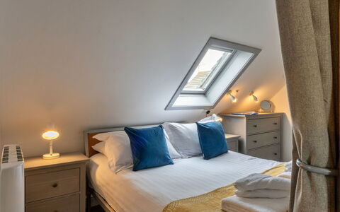 Sea 2: Bett, Interior Design, Möbel, Schlafzimmer, Holz, Bettdecke, Fussboden, Bedding, Flooring, Decke