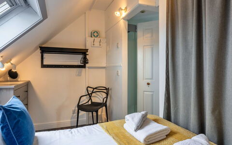 Saltwater Hideaway: Tür, Schlafzimmer, Hotel, Lampe, Bedding, Bett