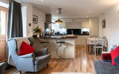 The Hayloft: Möbel, Interior Design, Flooring, Holz, Fussboden, Decke, Stuhl, Zimmer, Tabelle, Wohnzimmer