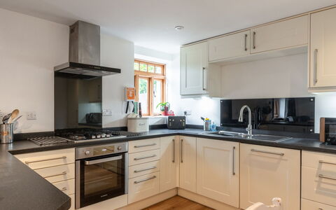 The Hayloft: Küchengerät, Küche, Countertop, Interior Design, Major Appliance, Möbel, Cabinetry, Flooring, Haushaltsgerät, Herd