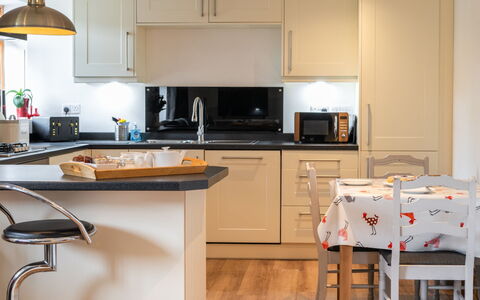 The Hayloft: Möbel, Küche, Küchengerät, Countertop, Interior Design, Cabinetry, Major Appliance, Flooring, Holz, Haushaltsgerät